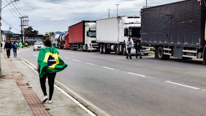 Bloqueios ocorreram em rodovias de todo o Estado (Foto: Tiago Ghizoni/Diário Catarinense))