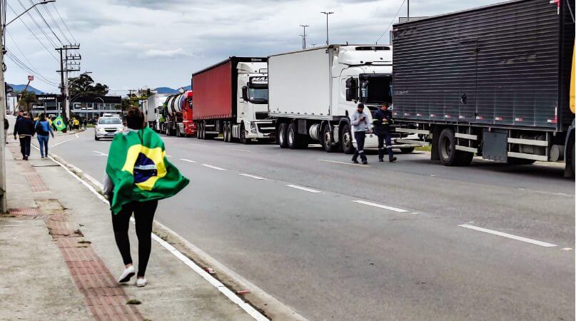 Bloqueios ocorreram em rodovias de todo o Estado (Foto: Tiago Ghizoni/Diário Catarinense))
