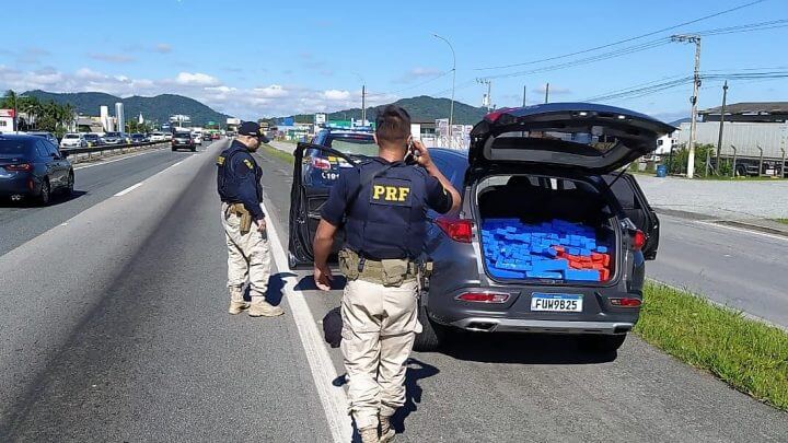 PRF abordou carro na BR-101, em Navegantes