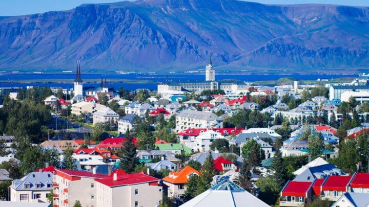 Bela vista aérea super grande angular de Reykjavik, Islândia com porto e horizonte montanhas e paisagens além da cidade