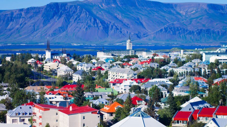 Bela vista aérea super grande angular de Reykjavik, Islândia com porto e horizonte montanhas e paisagens além da cidade