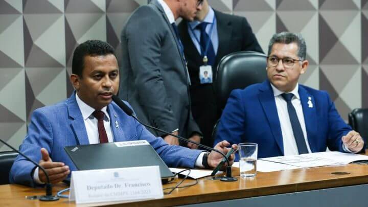Deputados em reunião para aprovação de programa Bolsa Família