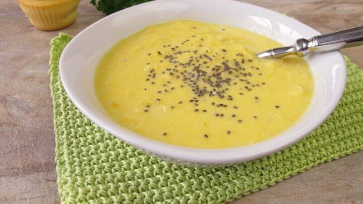 Prato branco com creme de milho e sementes de chia