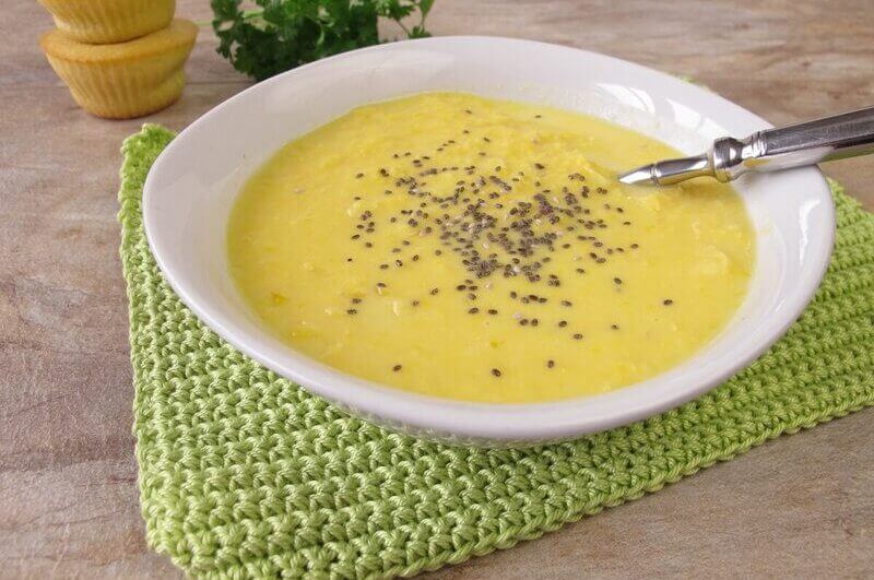 Prato branco com creme de milho e sementes de chia