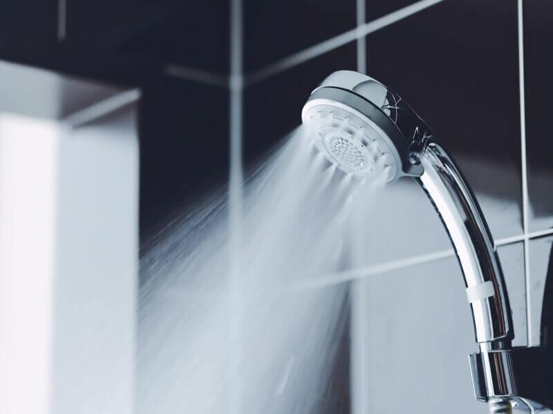 Chuveiro pressurizado e água corrente