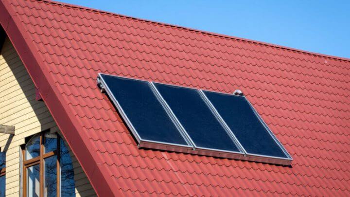 Telhado residencial com aquecedor solar
