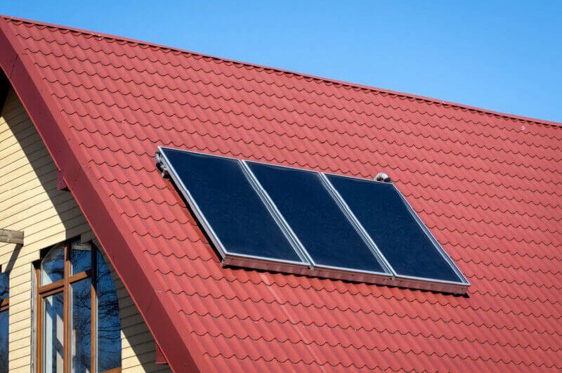 Telhado residencial com aquecedor solar