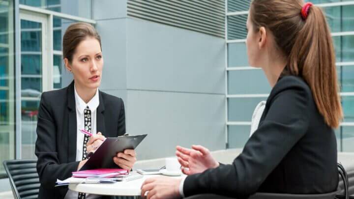 Duas mulheres sentada em entrevisa de emprego