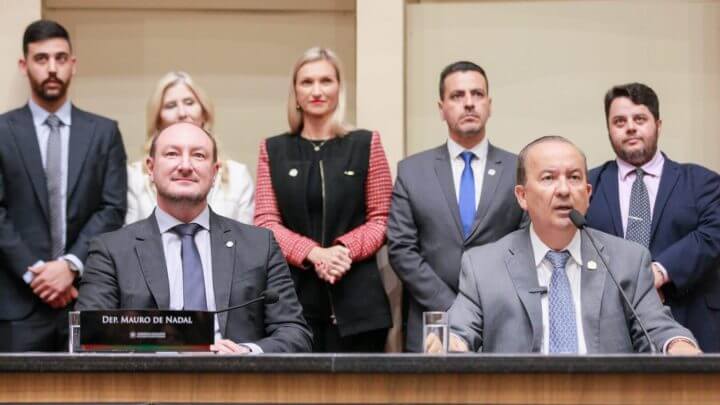 Entrega do projeto na Alesc ocorreu no dia 16 de maio