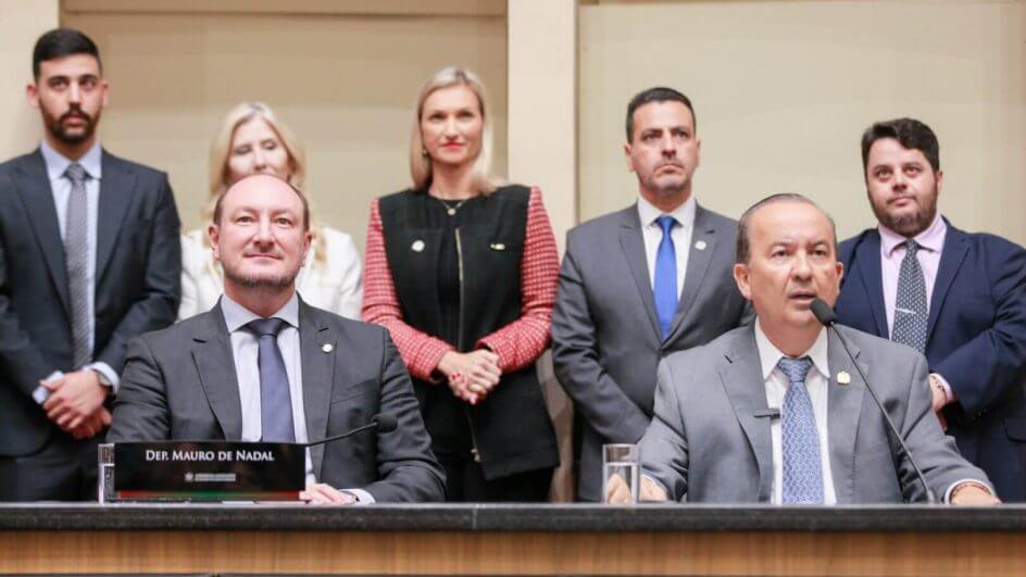 Entrega do projeto na Alesc ocorreu no dia 16 de maio