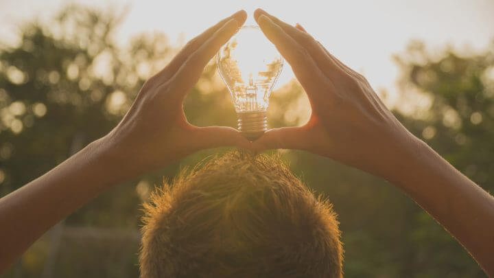 Ao fazer a transição para essas matrizes, é possível reduzir a dependência de combustíveis fósseis e mitigar as mudanças climáticas
