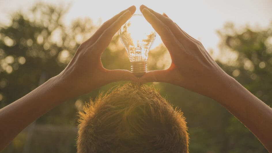 Ao fazer a transição para essas matrizes, é possível reduzir a dependência de combustíveis fósseis e mitigar as mudanças climáticas
