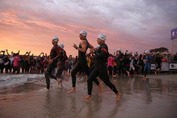 Largada do percurso de natação do Ironman Brasil em Florianópolis em 2022