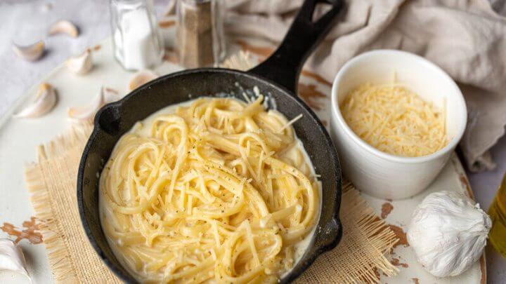 Panela preta com macarrão com molho branco