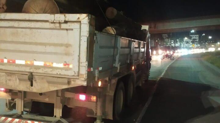 Acidente aconteceu na noite desta sexta-feira