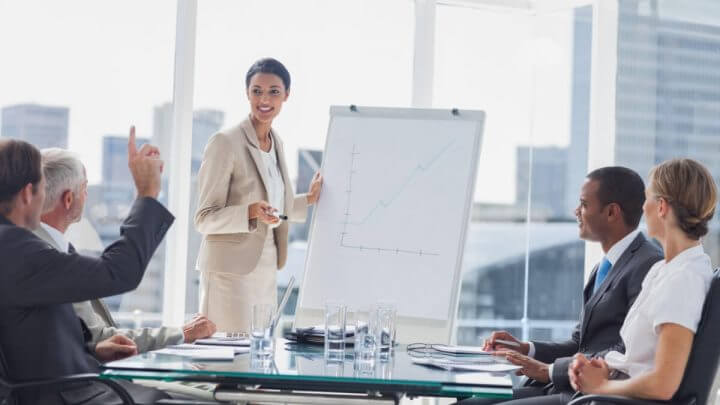 Mulher realizando apresentação durante reunião corporativa