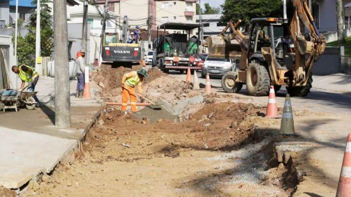 Obras na rua Copacabana começaram em março do ano passado