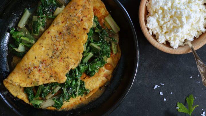 Omelete de espinafre com queijo cottage