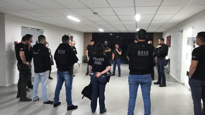 Ao menos seis mandados de busca e apreensão foram cumpridos (Foto: Polícia Civil/Divulgação)