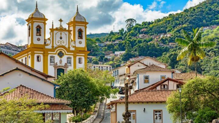 Vista superior do centro da histórica cidade de Ouro Preto em Minas Gerais, Brasil, com suas famosas igrejas e edifícios antigos com colinas ao fundo