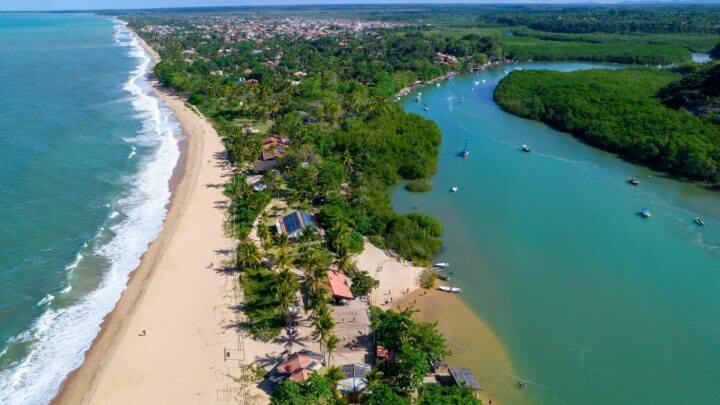 Vista aérea da praia de Caraiva, Porto Seguro, Bahia.