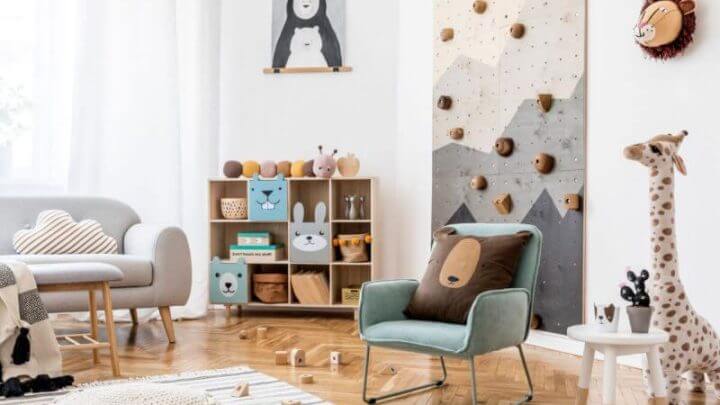 Quarto de bebê decorado com tons claros e itens de pelúcia