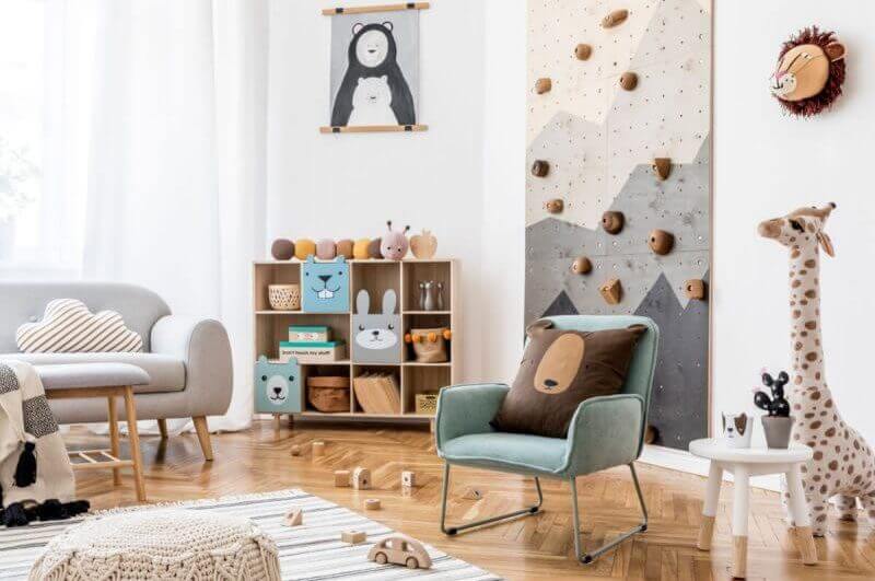 Quarto de bebê decorado com tons claros e itens de pelúcia