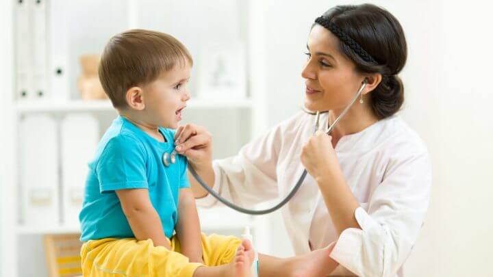 Médica examinando criança