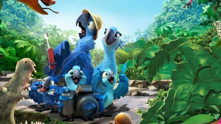 Cena do filme "Rio 2", com Blue, Jade e seus filhotes e outros personagens pela Amazônia