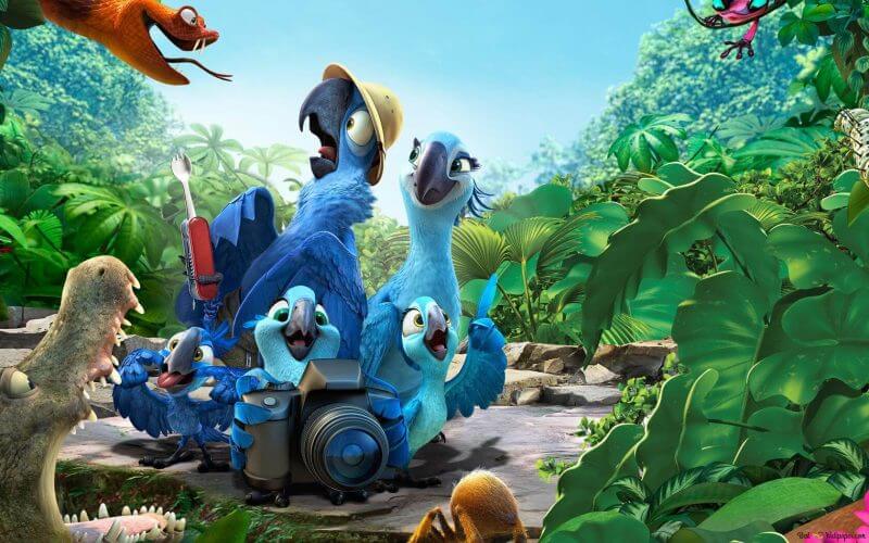 Cena do filme "Rio 2", com Blue, Jade e seus filhotes e outros personagens pela Amazônia