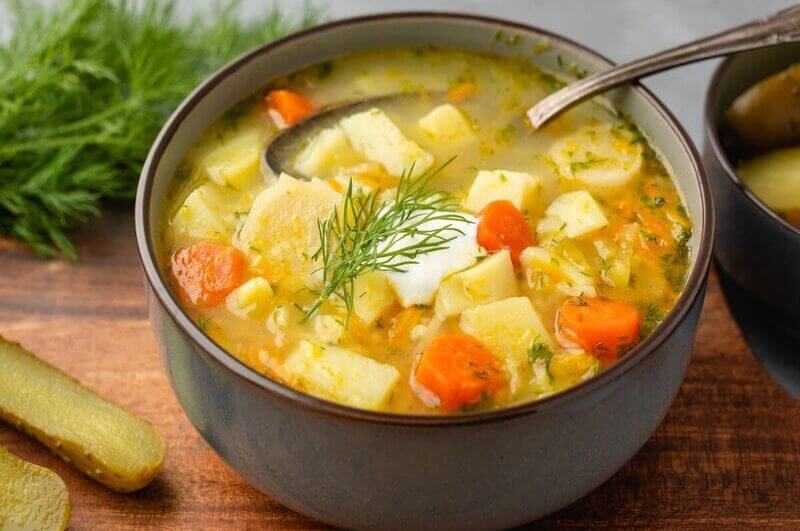 Recipiente com sopa de cenoura, pepino e batata