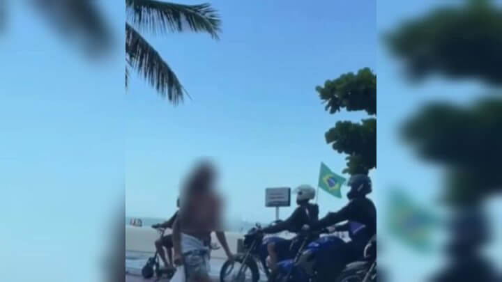 Mulher é flagrada de topless
