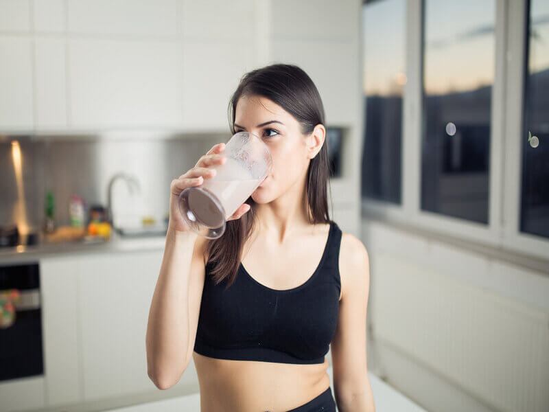 Mulher tomando whey protein
