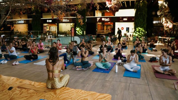 Aulão de yoga no Campeche foca em bem-estar; fotos