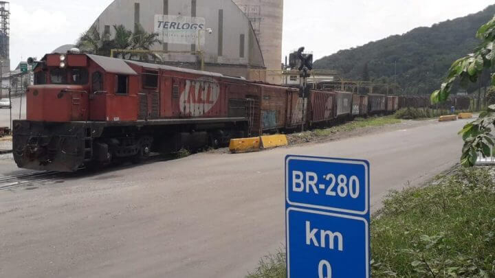 Ferrovia faz movimentação de parte das cargas do porto de São Francisco do Sul