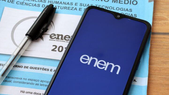 Prova do ENEM e aplicativo na tela do smartphone