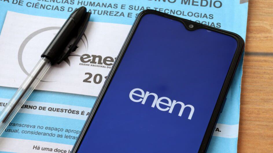 Prova do ENEM e aplicativo na tela do smartphone