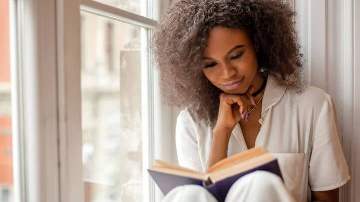 Mulher lendo livro