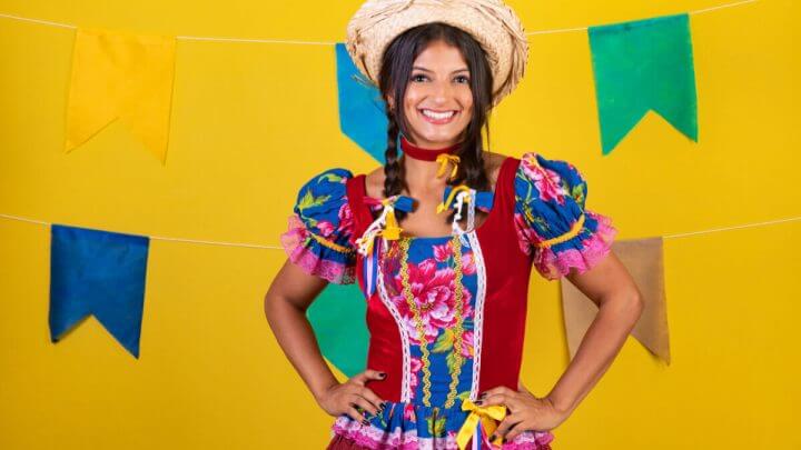 Mulher com roupa de festa junina e maria-chiquinha no cabelo