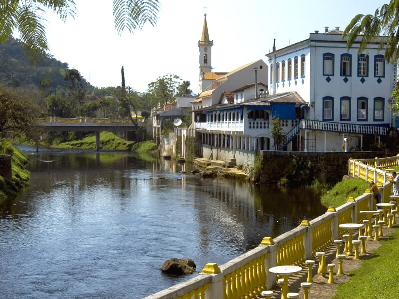 Vista da cidade Morretes com casa antiga, igreja e rio