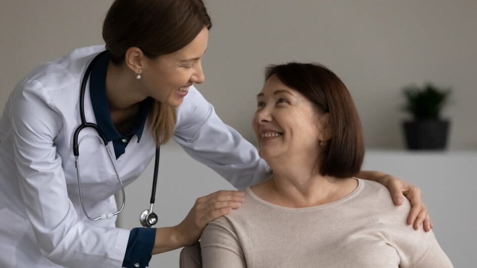 Médica cuidando de paciente