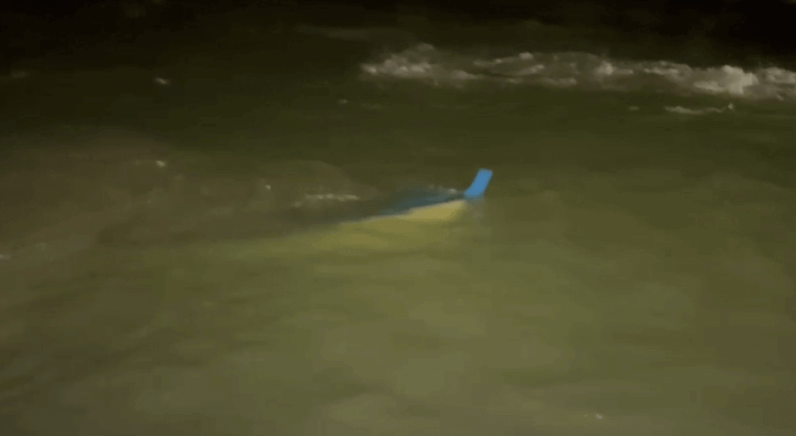 Barco afundou enquanto tentava puxar outra embarcação