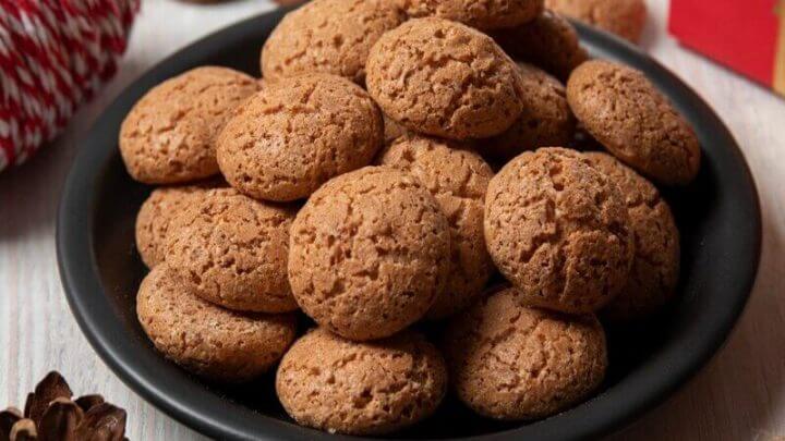 Biscoitos empilhados em cima de um prato preto