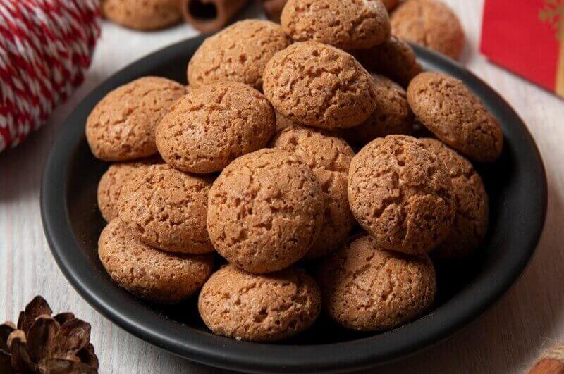 Biscoitos empilhados em cima de um prato preto