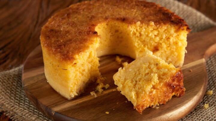 Bolo de milho-verde em cima de tábua
