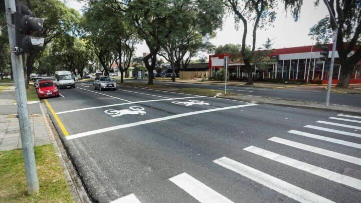 Em Curitiba, faixas de retenção são conhecidas como motocaixas