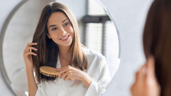Mulher penteando o cabelo