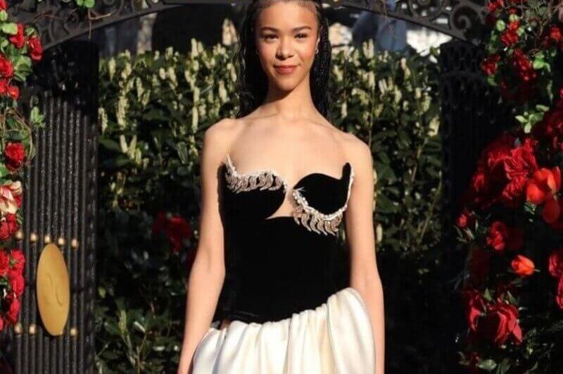 India Ria Amarteifio posando para foto com vestido preto e branco