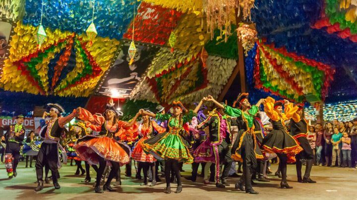 Festa junina em Campina Grande, decorada de bandeiras e pessoas dançando à caráter