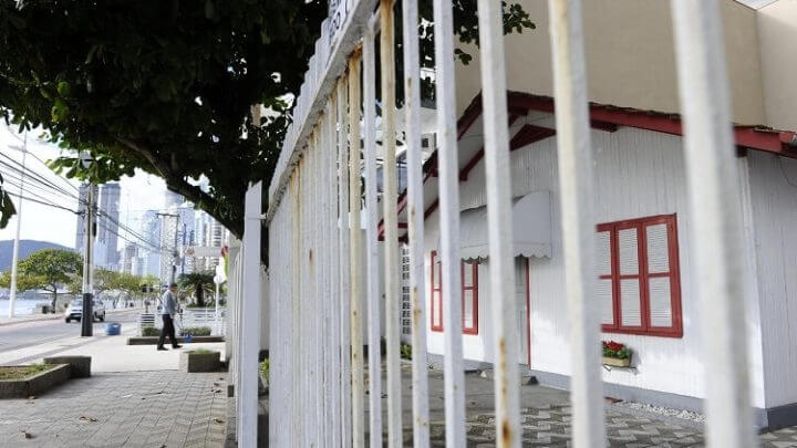 Casa de madeira é uma "ilha" em meio aos edifícios